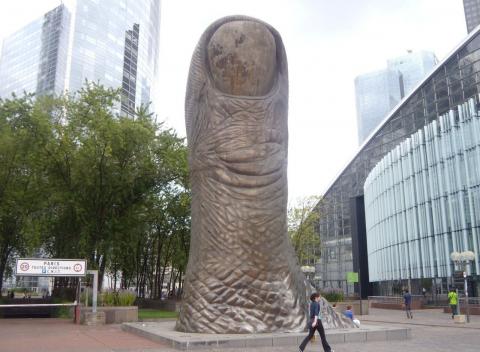 le pouce à la Défense (Paris) , César